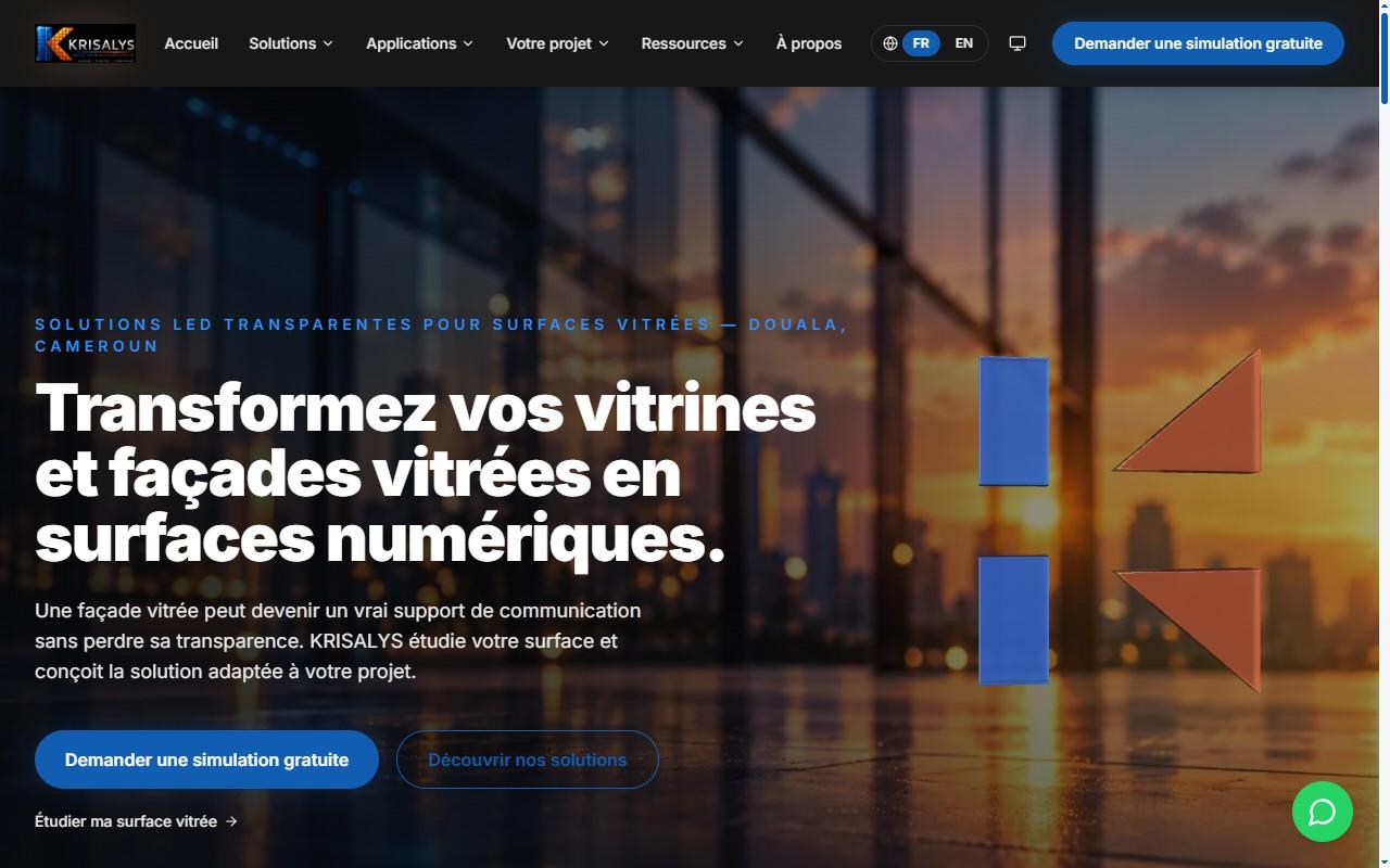 Page d'accueil du site KRISALYS LED : titre sur les vitrines et façades vitrées, boutons de simulation, logo en verre 3D sur fond de façade vitrée au coucher du soleil.